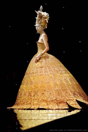 Beautiful pictures of gold - gold_dress_guo_pei.jpg